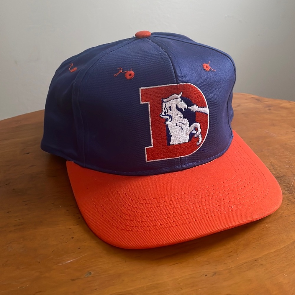 Vintage NFL Denver broncos snap back hat.